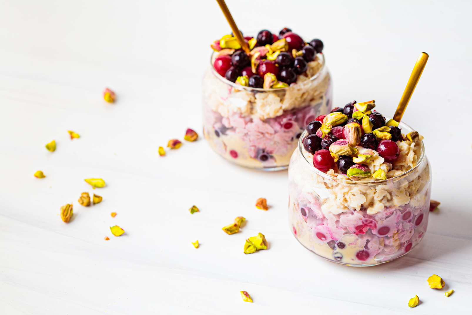 Overnight Oats with Berries and Nuts 